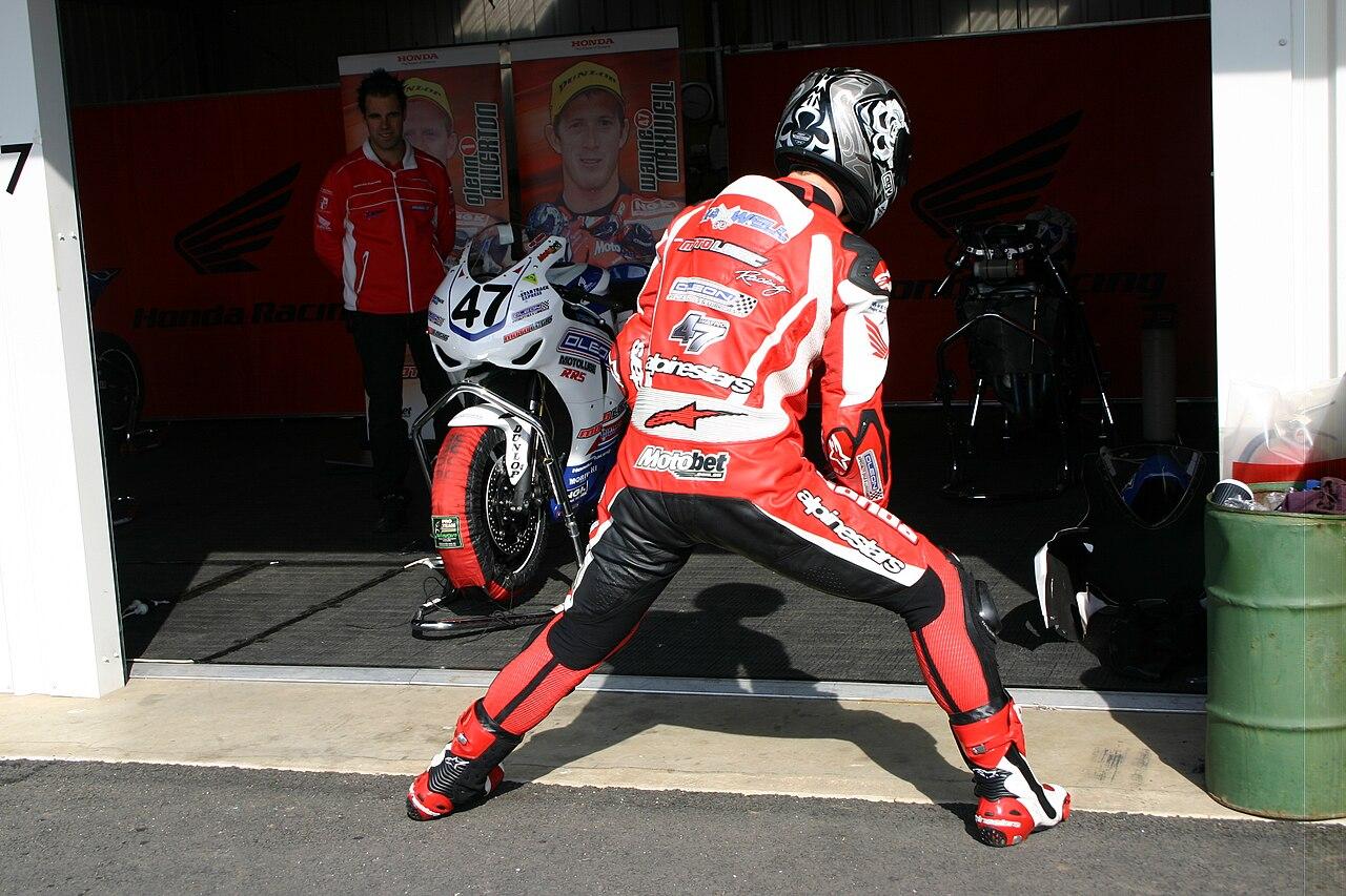 MotoGP战术解析:节奏与空间如何决定走势(体能康复视角)